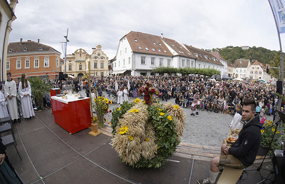 Am Hartberger Hauptplatz werden Erntedankfest und Heilige Messe gefeiert.