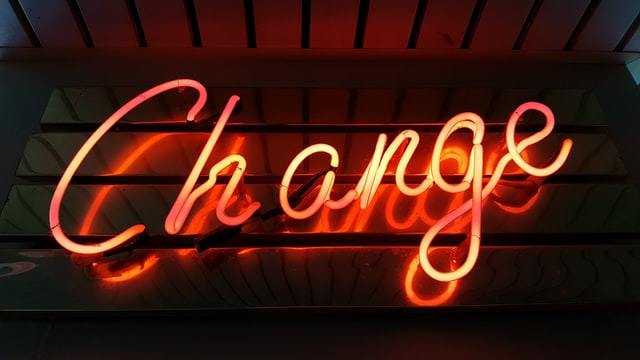 leuchtende Neonschrift zeigt 'change'