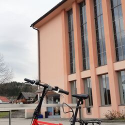 Die neuen Radständer vor der Kirche Hönigsberg mit Fahrrad