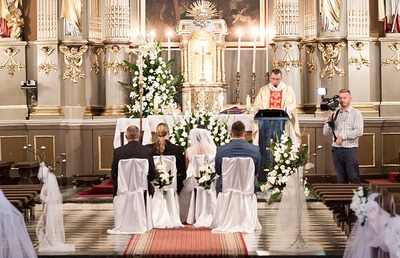 Die kirchliche Trauung findet im Rahmen einer feierlichen Messe statt. 